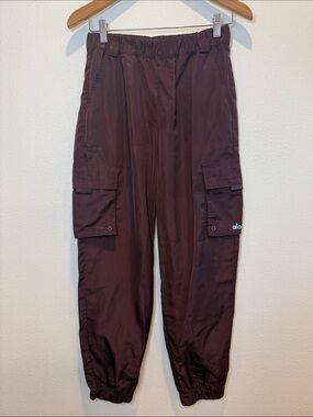 ALO Yoga It Girl Woman’s Cargo Joggers in Burgundy Size Small